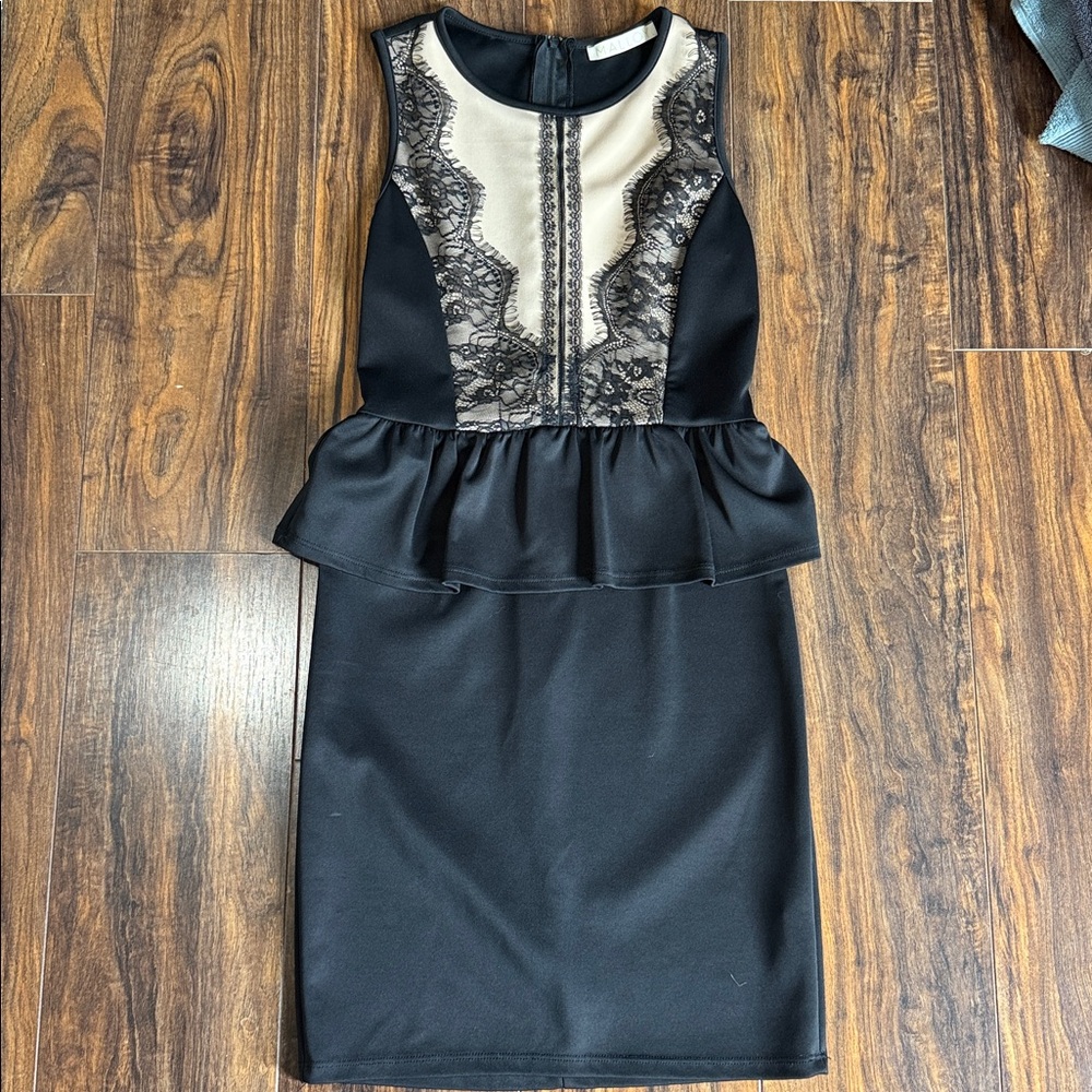 Malloy Lace Front Peplum Dress Women’s Medium Black & Cream